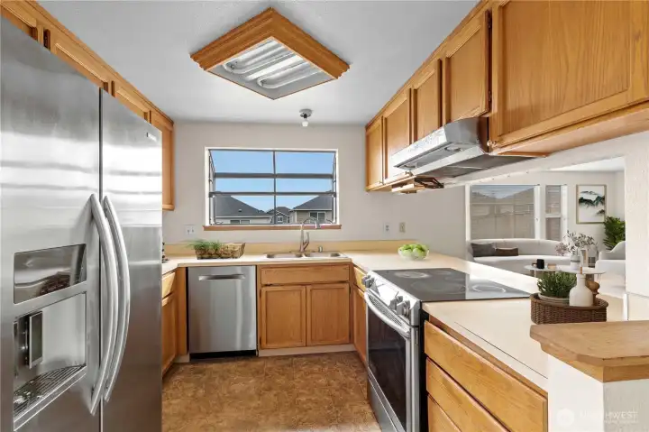 Kitchen w/ SS appl, oak cabinets, eating bar, extended garden window.