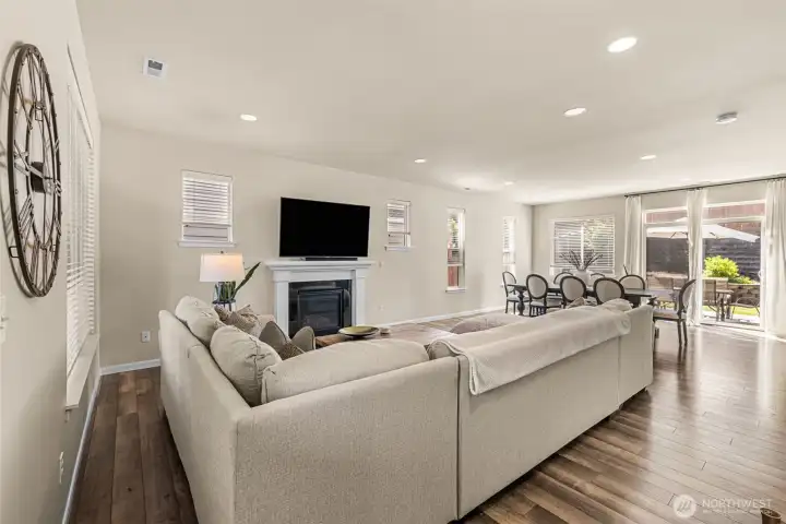 Large Livingroom with gas fireplace Large Livingroom with gas fireplace