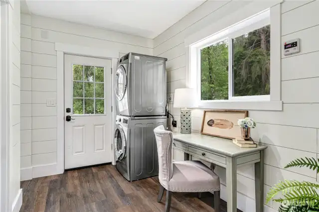 Perfect office nook & multi-task with laundry!