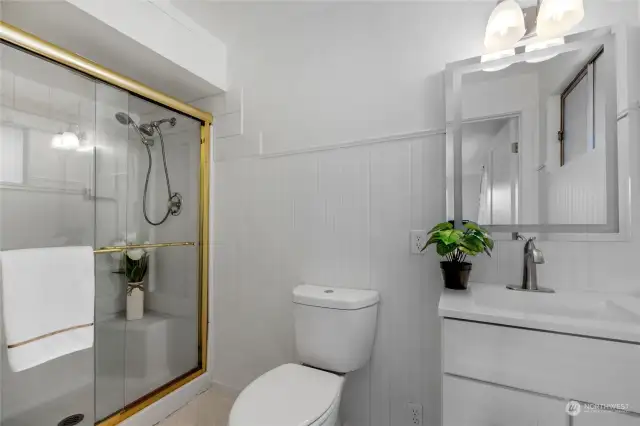 primary bedroom bathroom