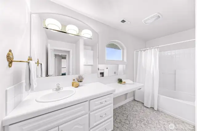 Upstairs ensuite Bathroom