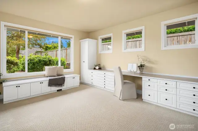 Main floor flex room, ideal for a guest bedroom, hobby room, 2nd offie or media room.