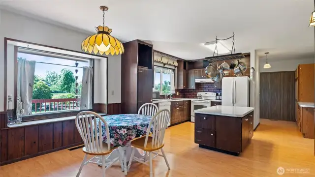 Large Kitchen w/ eating area