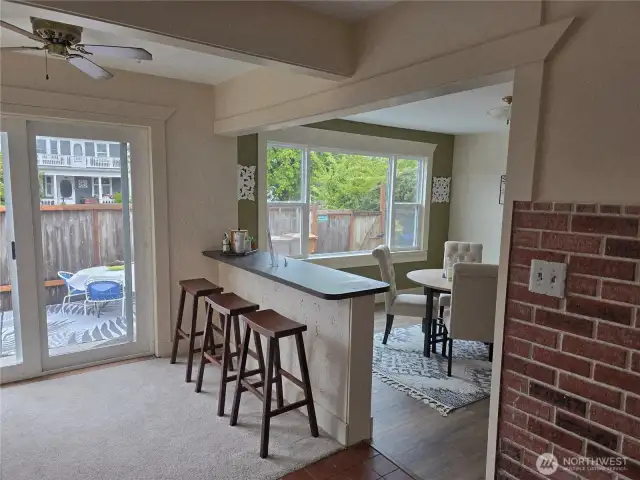 Eat-in area/Side door