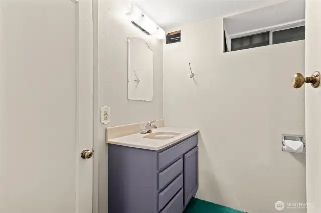 Lower 3/4 bathroom