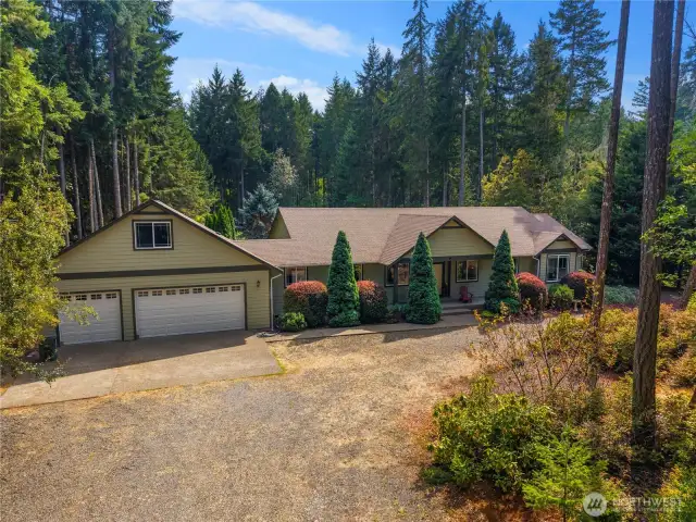 Large circular driveway, plenty of room for cars