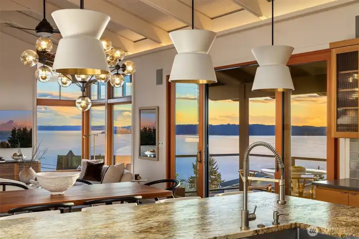 The views are omnipresent. Follow the rhythm of the seasons from the comfort of home and watch storm brewing from the south.