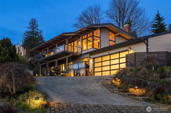 At twilight, the home takes on a mysterious and inviting look thanks to its strategic lighting.