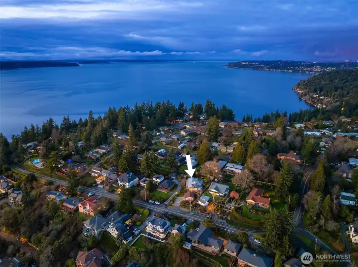 One can catch a glimpse of Downtown Seattle (in the top right corner of the picture) which is a mere 20-minute drive (in average) from the home.
