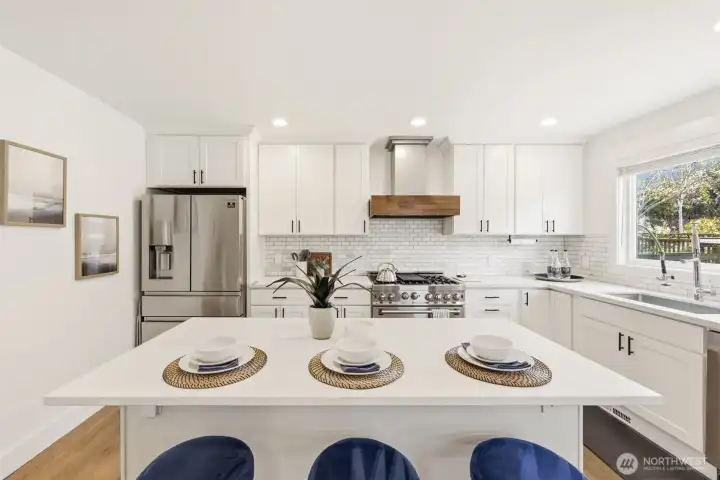 Large Island w/Seating & Storage