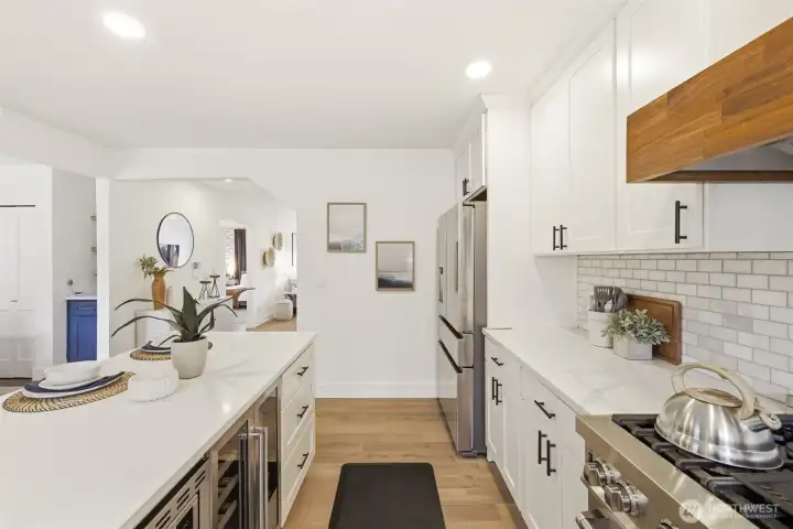 Custom Shaker Cabinets w/Soft Close Doors