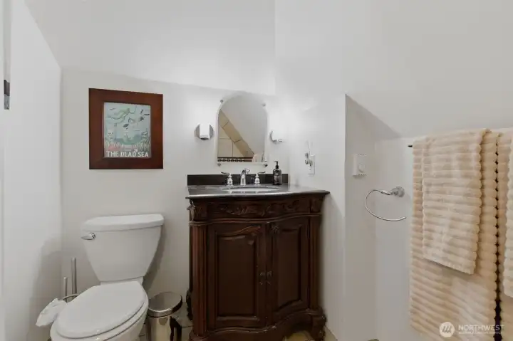 Upstairs full bathroom.