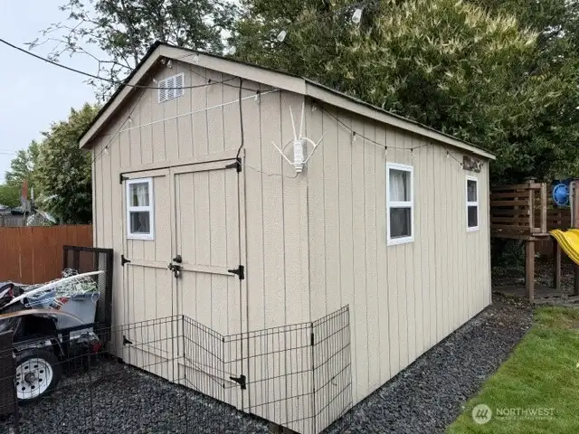 This 10 x 16 sq ft (160 sq ft) outbuilding has two finished work spaces (at home office?) This 10 x 16 sq ft (160 sq ft) outbuilding has two finished work spaces (at home office?)