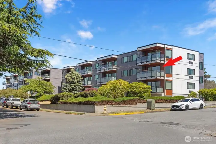 End, southwest facing unit with abundant natural light, large windows. End, southwest facing unit with abundant natural light, large windows.