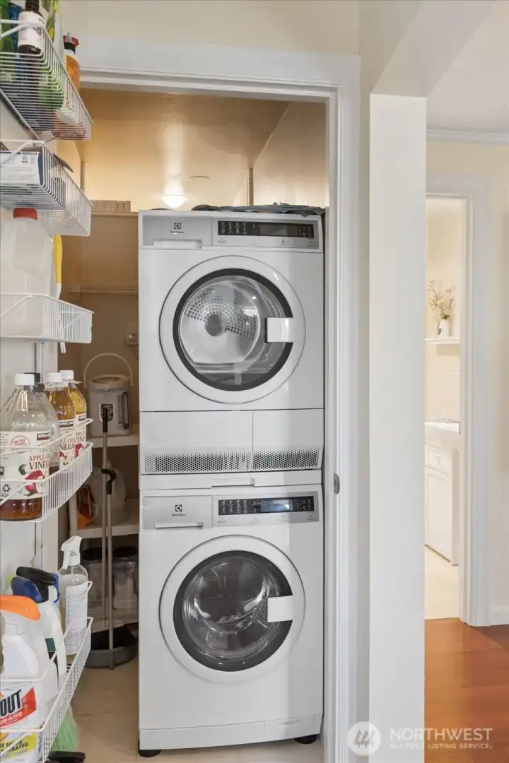 In-unit washer and dryer. (NEW hot water tank located just behind). In-unit washer and dryer. (NEW hot water tank located just behind).