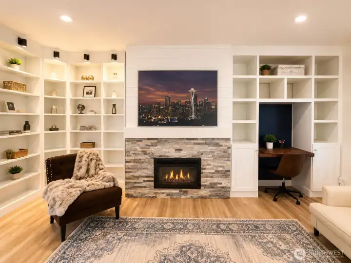 livingroom with built in desk and bookshelf
