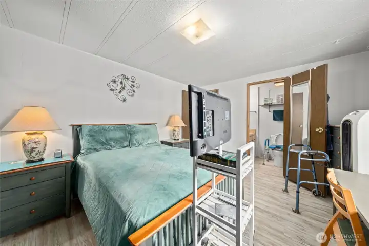 Primary bedroom with en-suite bathroom. Primary bedroom with en-suite bathroom.