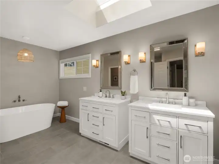 Bathed in natural light from the skylight above, this space offers a peaceful retreat for everyday relaxation. Bathed in natural light from the skylight above, this space offers a peaceful retreat for everyday relaxation.