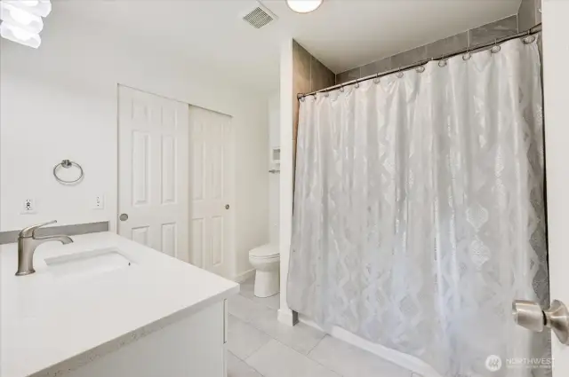 Full en suite bath