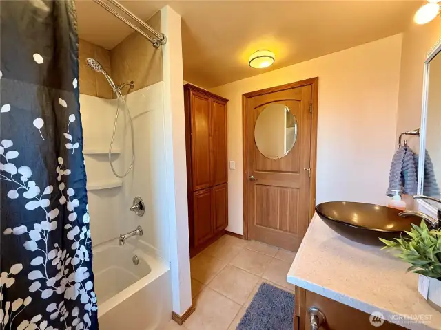 Another view of the bathroom.