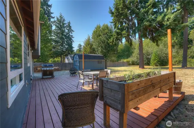 Relax and enjoy this great deck compete with planter box to plant your favorite flowers or vegies!
