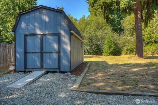A great building perfect as a hobby/work space or store your favorite items or just to store your garden tools!