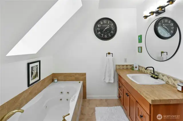 Full size bath on the 3rd floor with updated lighting, mirror and faucetts.
