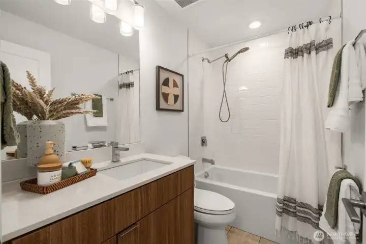 A full bath for the two bedrooms to share