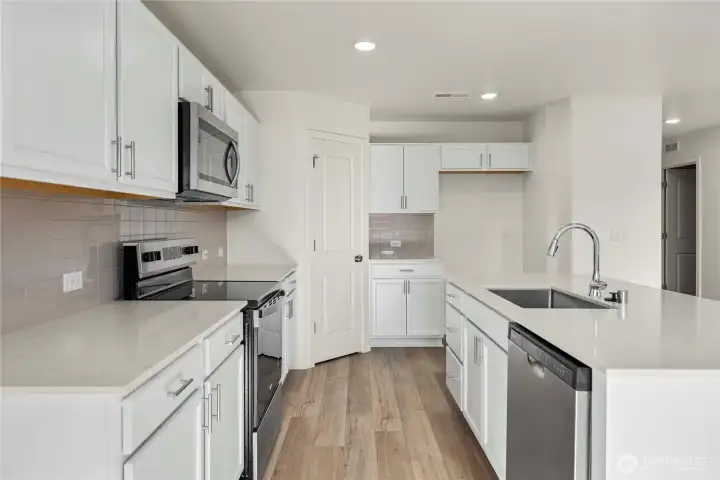 DISCLAIMER:PHOTOS ARE INFORMATIONAL PURPOSES ONLY. Photos are from another Sutherland in community, options, upgrades, colors, and/or other features may vary