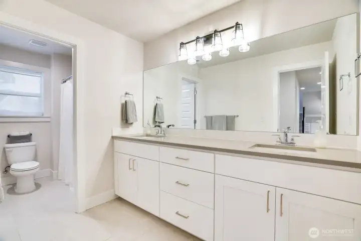 Guest bathroom on the second floor