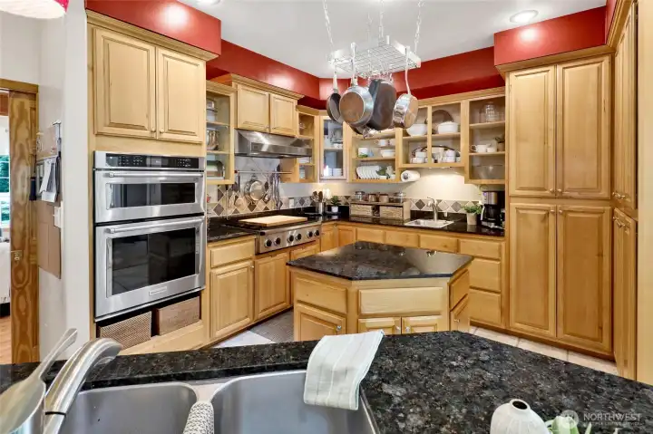 Fully equipped chef's kitchen