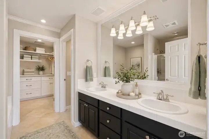 VIRTUALLY STAGED: Primary main floor ensuite VIRTUALLY STAGED: Primary main floor ensuite