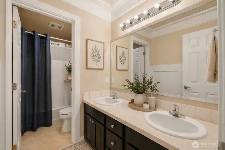 VIRTUALLY STAGED: VIRTUALLY STAGED: Main floor shared full bath