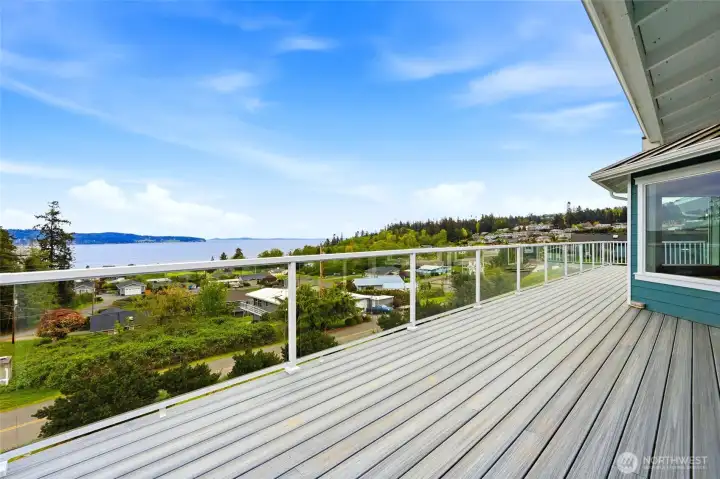 Main floor expansive, entertaining deck