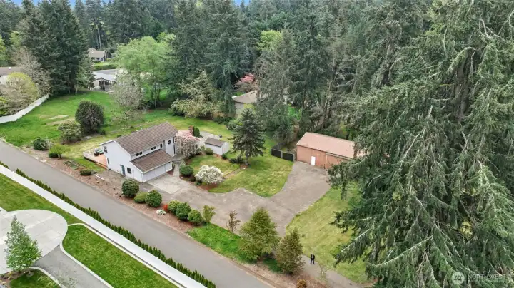 Minutes to the downtown areas of Woodinville and Bothell- local shopping, restaurants, music venue, and more!