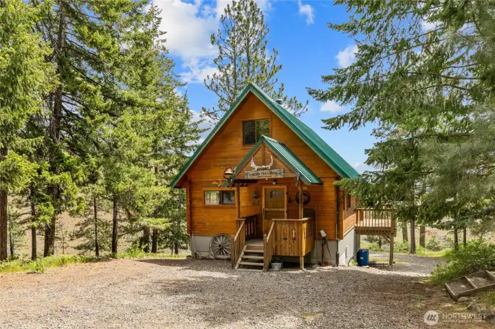 Welcome to Twisted Pines retreat, privacy on 40+ acres.