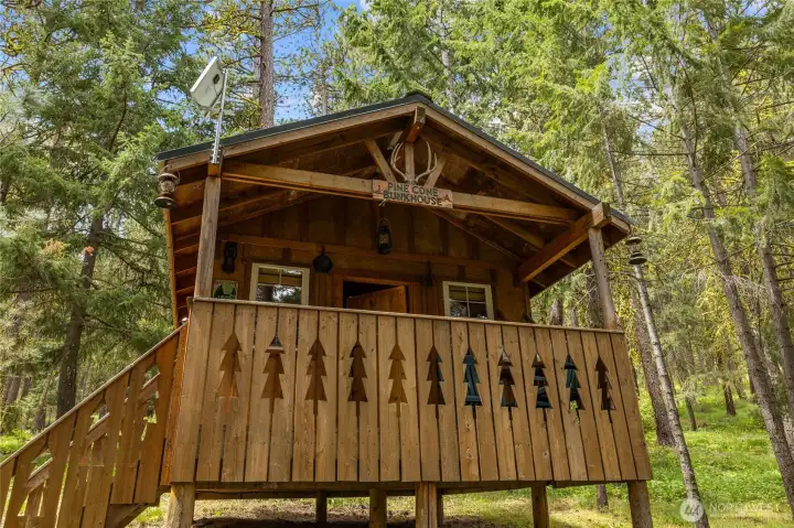 Detached bunkhouse for guests offering additional space for fun!