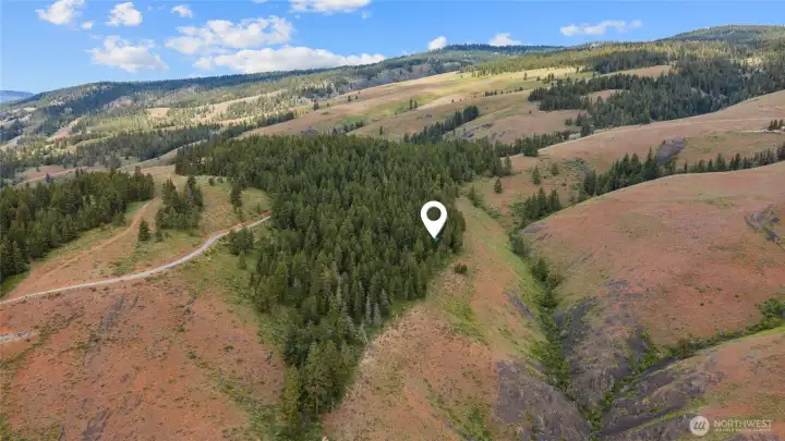 Perfectly positioned for outdoor adventures. Private access to Wenatchee National Forest