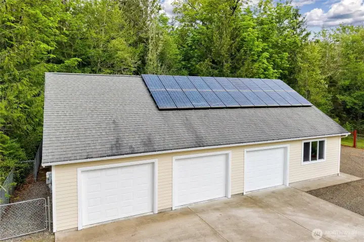 Expansiver 3+ car garage and shop with loft area. PLENTY of room to have projects and vehicles.