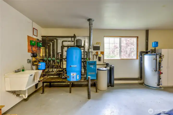 9 zone Hydronic (radiant) heat flooring- apply heat where and how much you like! Solar preheater on roof further saves in water heating costs.