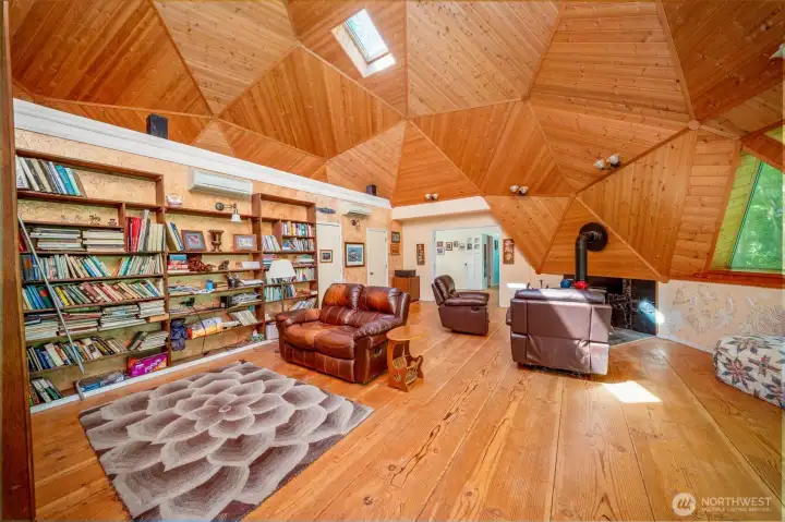The spaces oozes with natural light from the multiple skylights and lots of windows! The spaces oozes with natural light from the multiple skylights and lots of windows!