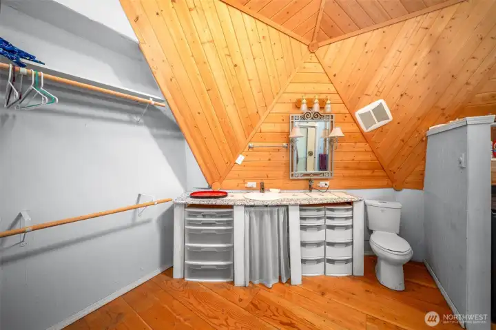 Spacious bathroom with a sink on each side and a toilet too! Spacious bathroom with a sink on each side and a toilet too!
