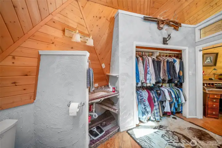Second sink and toiled area. Second sink and toiled area.