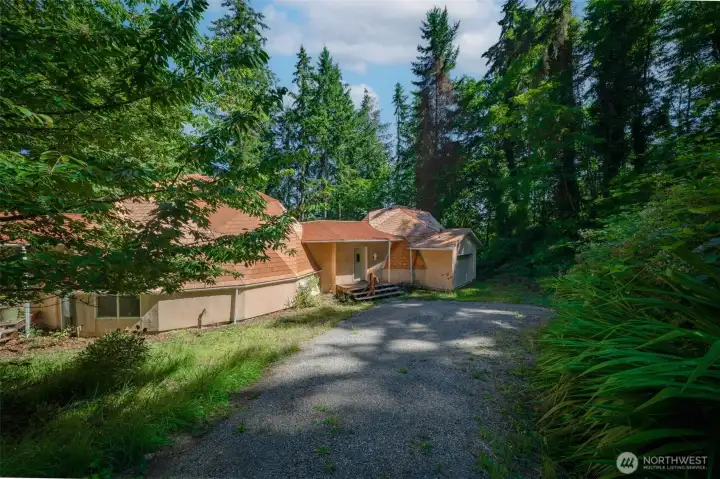 Private gravel driveway to your retreat space! Private gravel driveway to your retreat space!