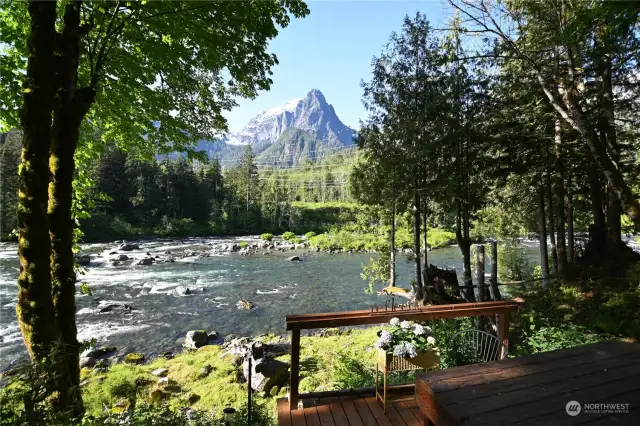 WELCOME TO LIFE ALONG THE EXCEEDINGLY BEAUTIFUL SKYKOMISH RIVER!  130' High bank ~ no flood.