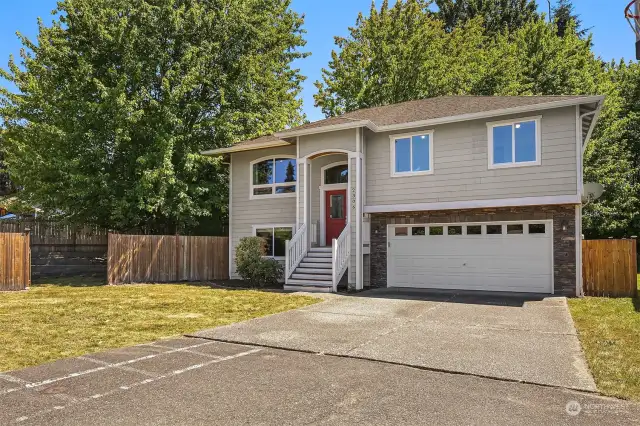 Minutes from downtown Snohomish on a small cut-de-sac with a great fenced back and side yard.