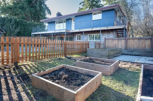 Fully enclosed garden bed area