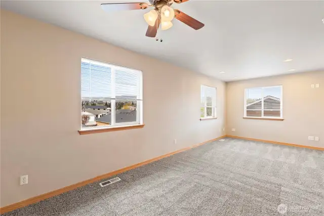 3rd bedroom could be split in to 2 bedrooms - add wall and door!
