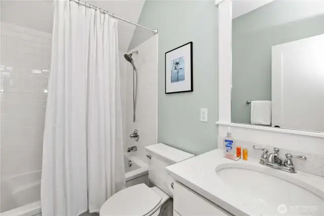 Upstairs Full Bathroom