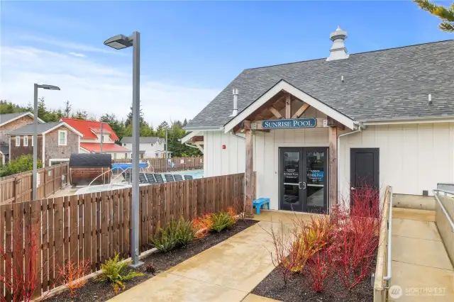 Sunrise Pool & Hot Tub Walking Distance